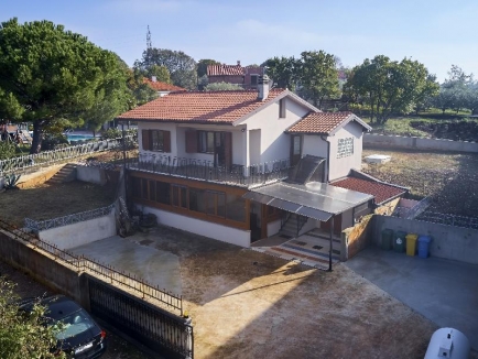 ISTRIEN, Buje Kaštel, zu verkaufen ein freistehendes Familienhaus mit zwei Wohnungen, Fläche 193 m2, Grundstück 842 m2 2