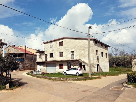 POREČ, Kaštelir, Labinci- zu verkaufen ein Haus von 350 m2, unvollendet , mit drei Wohnungen .... 1