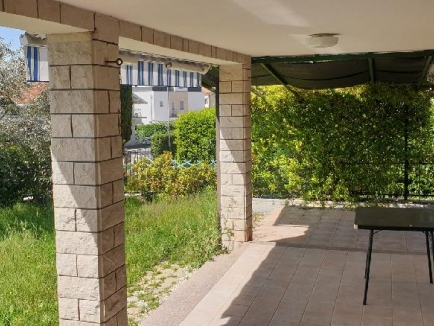 Umago Lovrečica, vendese un appartamento al piano terra di una casa di 69 mq con due camere da letto, giardino, parcheggio... 10