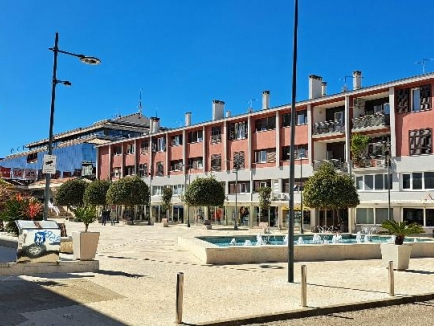 Umag, central square, for rent independent office space 24 sqm 2