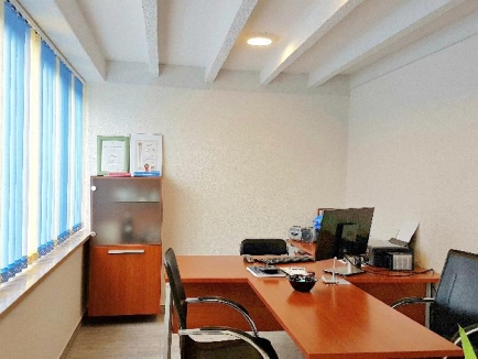 Umag, central square, for rent independent office space 24 sqm 7