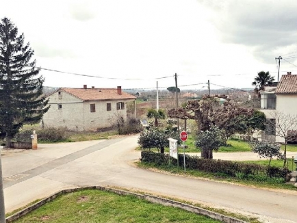 POREČ, Kaštelir, Labinci- zu verkaufen ein Haus von 350 m2, unvollendet , mit drei Wohnungen .... 2