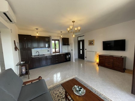 Buje Kaštel, prodajemo samostojeću obiteljsku kuću sa dva stana površine 193 m2, teren 842 m2 7