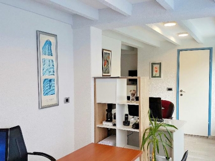 Umag, central square, for rent independent office space 24 sqm 6