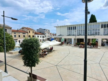 Umag, central square, for rent independent office space 24 sqm 3