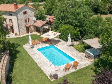 ISTRIA, Poreč area, for sale for bedrooms  villa,  with a swimming pool, a renovated old Istrian house with 7000 m2 of land 2