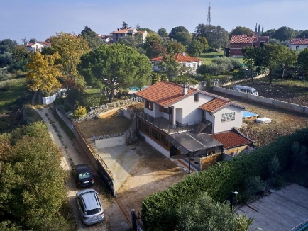 ISTRIEN, Buje Kaštel, zu verkaufen ein freistehendes Familienhaus mit zwei Wohnungen, Fläche 193 m2, Grundstück 842 m2 1