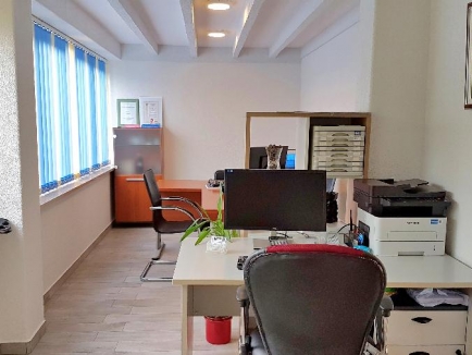 Umag, central square, for rent independent office space 24 sqm 5