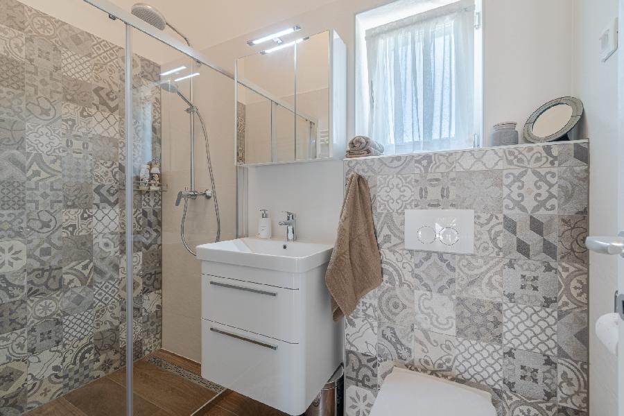 Istrien, Grožnjan. Auf einem großen Grundstück von 2441 m2 befindet sich das Hauptgebäude – ein Haus mit drei Schlafzimmern, ein Nebengebäude, das als Apartment genutzt wird, mit Keller, Abstellraum, 60 m2 großem Pool, überdachten Parkplätzen und Holzschu - GROŽNJAN, Grožnjan - Sika 13