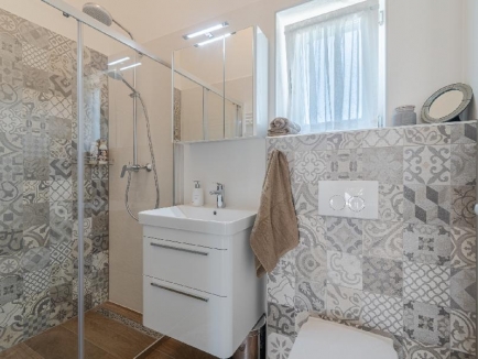 Istrien, Grožnjan. Auf einem großen Grundstück von 2441 m2 befindet sich das Hauptgebäude – ein Haus mit drei Schlafzimmern, ein Nebengebäude, das als Apartment genutzt wird, mit Keller, Abstellraum, 60 m2 großem Pool, überdachten Parkplätzen und Holzschu 13