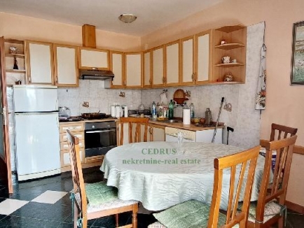 Istrien, Umag. Murine. Wir verkaufen dieses freistehende Haus von 121 m² mit drei Schlafzimmern, Wohnzimmer mit Kamin, zwei Bädern, zwei Terrassen. Garten von 200 m². 3