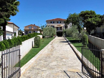 Umag - Punta, for sale a villa/family house in the first row to the promenade by the sea, with three apartments... 8