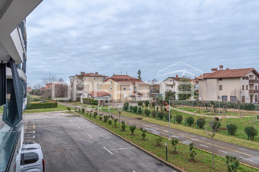 Istra, Umag - Stan u centru od 74,85 m², sastoji se od dvije spavaće sobe, prostranog dnevnog boravka s kuhinjom i blagovaonicom s izlazom na terasu, jedne kupaonice, jednog WC-a, hodnika i spremišta. Zgrada s garažom - UMAG, Umag - Sika 26