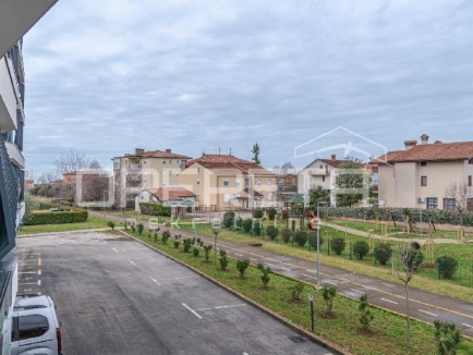 Istra, Umag - Stan u centru od 74,85 m², sastoji se od dvije spavaće sobe, prostranog dnevnog boravka s kuhinjom i blagovaonicom s izlazom na terasu, jedne kupaonice, jednog WC-a, hodnika i spremišta. Zgrada s garažom 26