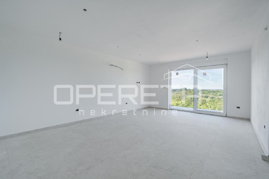 Na prodaju moderan stan od 72,60 m² koji se sastoji od prostranog dnevnog boravka s kuhinjom u otvorenom prostoru i blagovaonicom, dvije spavaće sobe, dvije kupaonice, ostave i natkrivene terase od 11,88 m². - UMAG, Murine - Sika 3