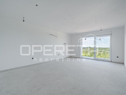 Na prodaju moderan stan od 72,60 m² koji se sastoji od prostranog dnevnog boravka s kuhinjom u otvorenom prostoru i blagovaonicom, dvije spavaće sobe, dvije kupaonice, ostave i natkrivene terase od 11,88 m². 3