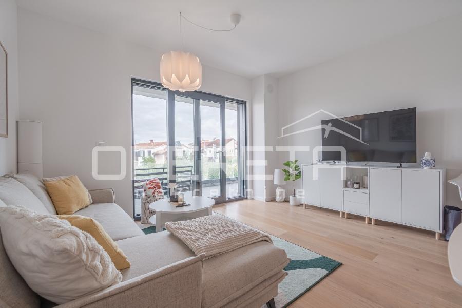 Istra, Umag - Stan u centru od 74,85 m², sastoji se od dvije spavaće sobe, prostranog dnevnog boravka s kuhinjom i blagovaonicom s izlazom na terasu, jedne kupaonice, jednog WC-a, hodnika i spremišta. Zgrada s garažom - UMAG, Umag - Sika 20