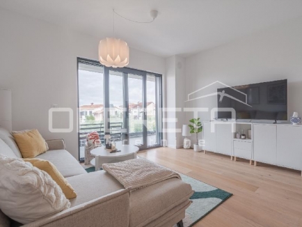 Istra, Umag - Stan u centru od 74,85 m², sastoji se od dvije spavaće sobe, prostranog dnevnog boravka s kuhinjom i blagovaonicom s izlazom na terasu, jedne kupaonice, jednog WC-a, hodnika i spremišta. Zgrada s garažom 20
