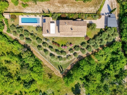 Istrien, Grožnjan. Auf einem großen Grundstück von 2441 m2 befindet sich das Hauptgebäude – ein Haus mit drei Schlafzimmern, ein Nebengebäude, das als Apartment genutzt wird, mit Keller, Abstellraum, 60 m2 großem Pool, überdachten Parkplätzen und Holzschu 5