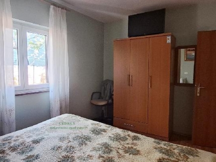 Istrien, Umag. Murine. Wir verkaufen dieses freistehende Haus von 121 m² mit drei Schlafzimmern, Wohnzimmer mit Kamin, zwei Bädern, zwei Terrassen. Garten von 200 m². 15