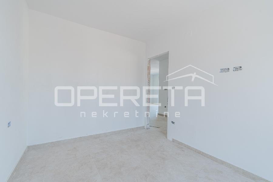 Na prodaju moderan stan od 72,60 m² koji se sastoji od prostranog dnevnog boravka s kuhinjom u otvorenom prostoru i blagovaonicom, dvije spavaće sobe, dvije kupaonice, ostave i natkrivene terase od 11,88 m². - UMAG, Murine - Sika 11