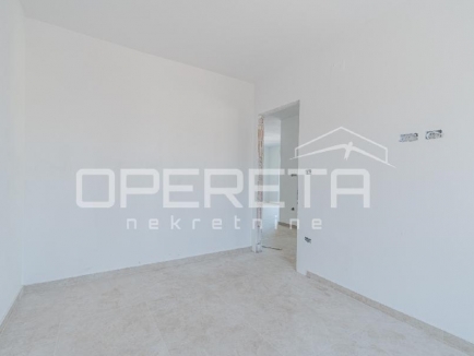 Na prodaju moderan stan od 72,60 m² koji se sastoji od prostranog dnevnog boravka s kuhinjom u otvorenom prostoru i blagovaonicom, dvije spavaće sobe, dvije kupaonice, ostave i natkrivene terase od 11,88 m². 11