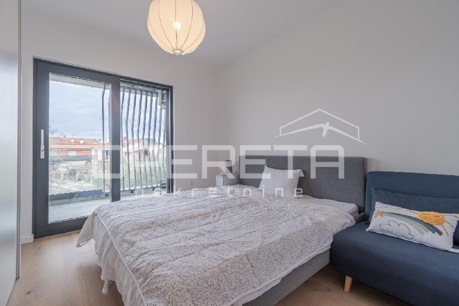 Istra, Umag - Stan u centru od 74,85 m², sastoji se od dvije spavaće sobe, prostranog dnevnog boravka s kuhinjom i blagovaonicom s izlazom na terasu, jedne kupaonice, jednog WC-a, hodnika i spremišta. Zgrada s garažom - UMAG, Umag - Sika 15