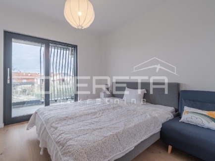 Istra, Umag - Stan u centru od 74,85 m², sastoji se od dvije spavaće sobe, prostranog dnevnog boravka s kuhinjom i blagovaonicom s izlazom na terasu, jedne kupaonice, jednog WC-a, hodnika i spremišta. Zgrada s garažom 15
