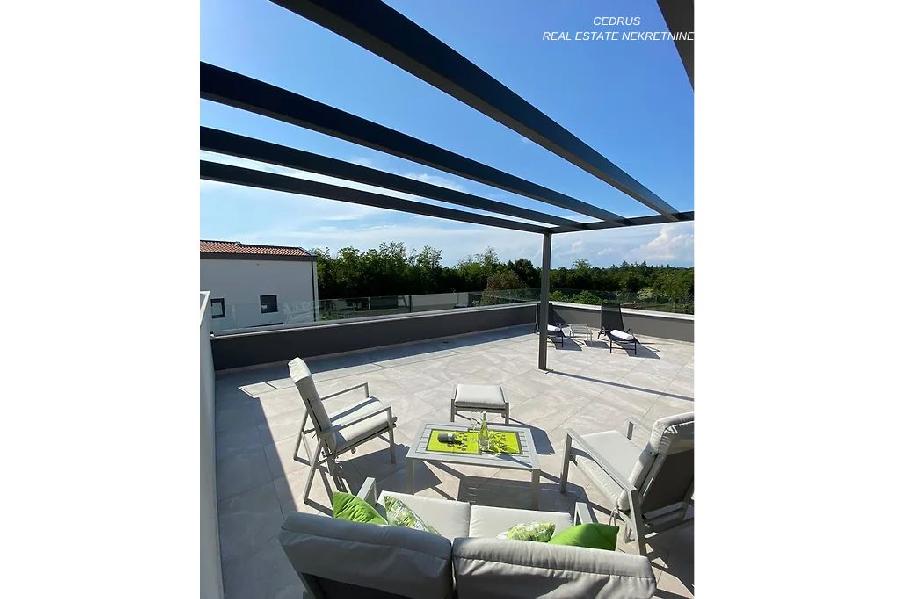 Istrien, Umag, Savudrija. Wir verkaufen eine atemberaubende 160 m2 große Villa mit Swimmingpool und Dachterrasse. Mit 4 Schlafzimmern und 3 Bädern - UMAG, Savudrija - Sika 2