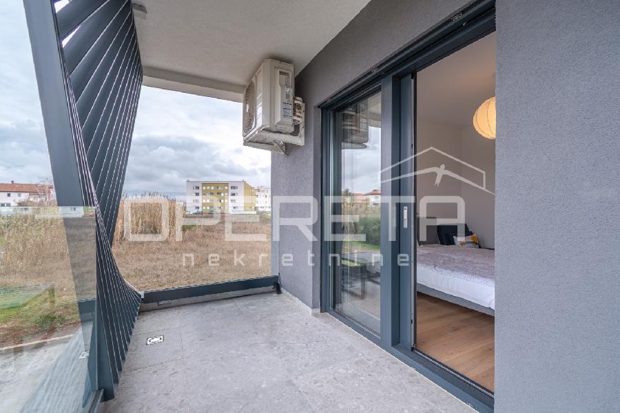 Istra, Umag - Stan u centru od 74,85 m², sastoji se od dvije spavaće sobe, prostranog dnevnog boravka s kuhinjom i blagovaonicom s izlazom na terasu, jedne kupaonice, jednog WC-a, hodnika i spremišta. Zgrada s garažom - UMAG, Umag - Sika 25