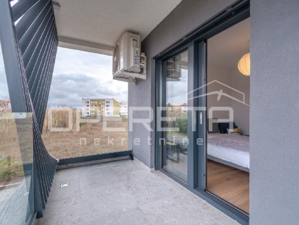 Istra, Umag - Stan u centru od 74,85 m², sastoji se od dvije spavaće sobe, prostranog dnevnog boravka s kuhinjom i blagovaonicom s izlazom na terasu, jedne kupaonice, jednog WC-a, hodnika i spremišta. Zgrada s garažom 25