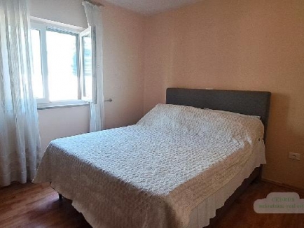 Istrien, Umag. Murine. Wir verkaufen dieses freistehende Haus von 121 m² mit drei Schlafzimmern, Wohnzimmer mit Kamin, zwei Bädern, zwei Terrassen. Garten von 200 m². 12