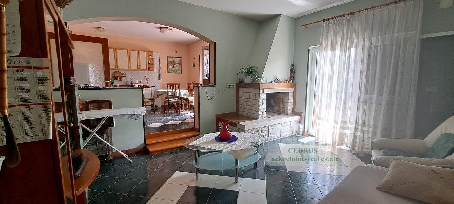 Istrien, Umag. Murine. Wir verkaufen dieses freistehende Haus von 121 m² mit drei Schlafzimmern, Wohnzimmer mit Kamin, zwei Bädern, zwei Terrassen. Garten von 200 m². - UMAG, Umag - Sika 8