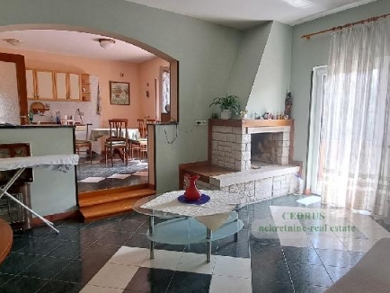 Istrien, Umag. Murine. Wir verkaufen dieses freistehende Haus von 121 m² mit drei Schlafzimmern, Wohnzimmer mit Kamin, zwei Bädern, zwei Terrassen. Garten von 200 m². 8