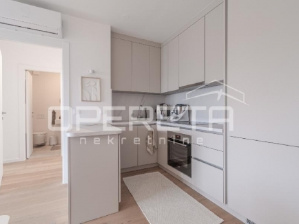 Istra, Umag - Stan u centru od 74,85 m², sastoji se od dvije spavaće sobe, prostranog dnevnog boravka s kuhinjom i blagovaonicom s izlazom na terasu, jedne kupaonice, jednog WC-a, hodnika i spremišta. Zgrada s garažom 22