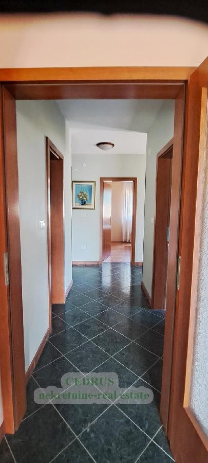 Istrien, Umag. Murine. Wir verkaufen dieses freistehende Haus von 121 m² mit drei Schlafzimmern, Wohnzimmer mit Kamin, zwei Bädern, zwei Terrassen. Garten von 200 m². - UMAG, Umag - Sika 9
