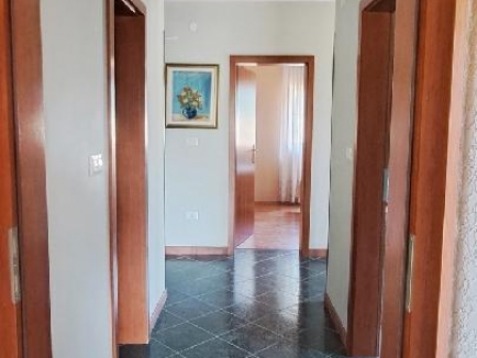 Istrien, Umag. Murine. Wir verkaufen dieses freistehende Haus von 121 m² mit drei Schlafzimmern, Wohnzimmer mit Kamin, zwei Bädern, zwei Terrassen. Garten von 200 m². 9