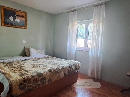 Istrien, Umag. Murine. Wir verkaufen dieses freistehende Haus von 121 m² mit drei Schlafzimmern, Wohnzimmer mit Kamin, zwei Bädern, zwei Terrassen. Garten von 200 m². 14