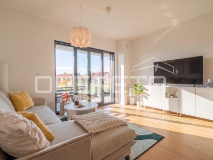 Istra, Umag - Stan u centru od 74,85 m², sastoji se od dvije spavaće sobe, prostranog dnevnog boravka s kuhinjom i blagovaonicom s izlazom na terasu, jedne kupaonice, jednog WC-a, hodnika i spremišta. Zgrada s garažom 11