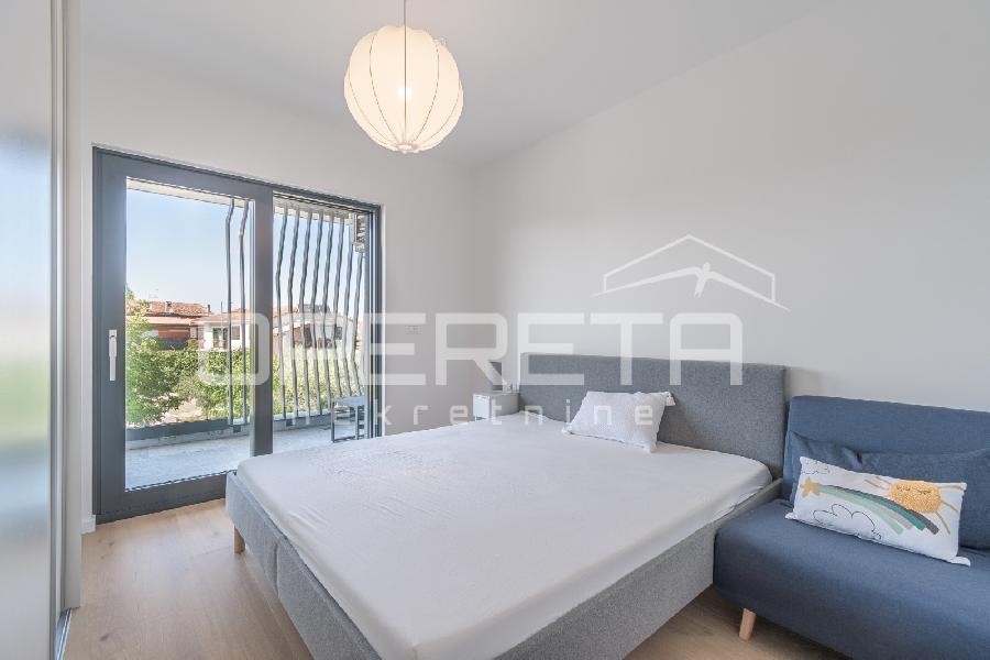 Istra, Umag - Stan u centru od 74,85 m², sastoji se od dvije spavaće sobe, prostranog dnevnog boravka s kuhinjom i blagovaonicom s izlazom na terasu, jedne kupaonice, jednog WC-a, hodnika i spremišta. Zgrada s garažom - UMAG, Umag - Sika 1