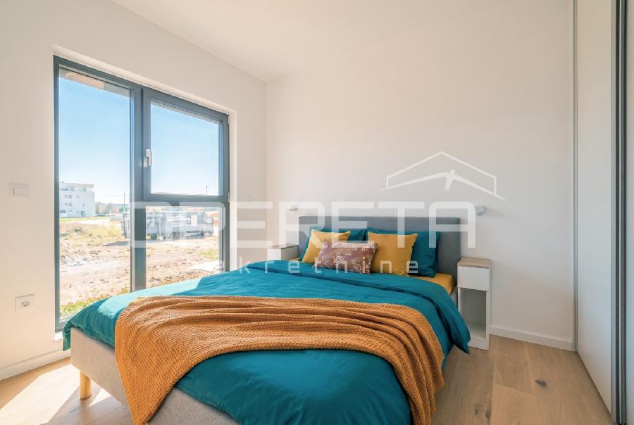 Istra, Umag - Stan u centru od 74,85 m², sastoji se od dvije spavaće sobe, prostranog dnevnog boravka s kuhinjom i blagovaonicom s izlazom na terasu, jedne kupaonice, jednog WC-a, hodnika i spremišta. Zgrada s garažom - UMAG, Umag - Sika 9