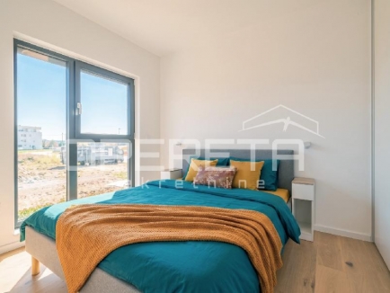 Istra, Umag - Stan u centru od 74,85 m², sastoji se od dvije spavaće sobe, prostranog dnevnog boravka s kuhinjom i blagovaonicom s izlazom na terasu, jedne kupaonice, jednog WC-a, hodnika i spremišta. Zgrada s garažom 9