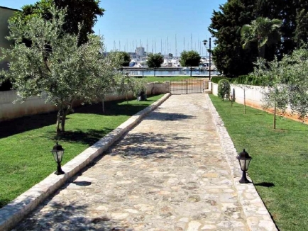 Umag - Punta, for sale a villa/family house in the first row to the promenade by the sea, with three apartments... 4