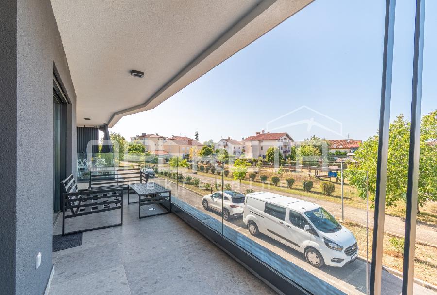 Istra, Umag - Stan u centru od 74,85 m², sastoji se od dvije spavaće sobe, prostranog dnevnog boravka s kuhinjom i blagovaonicom s izlazom na terasu, jedne kupaonice, jednog WC-a, hodnika i spremišta. Zgrada s garažom - UMAG, Umag - Sika 4