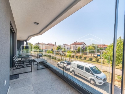 Istra, Umag - Stan u centru od 74,85 m², sastoji se od dvije spavaće sobe, prostranog dnevnog boravka s kuhinjom i blagovaonicom s izlazom na terasu, jedne kupaonice, jednog WC-a, hodnika i spremišta. Zgrada s garažom 4