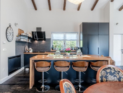 Istrien, Grožnjan. Auf einem großen Grundstück von 2441 m2 befindet sich das Hauptgebäude – ein Haus mit drei Schlafzimmern, ein Nebengebäude, das als Apartment genutzt wird, mit Keller, Abstellraum, 60 m2 großem Pool, überdachten Parkplätzen und Holzschu 16