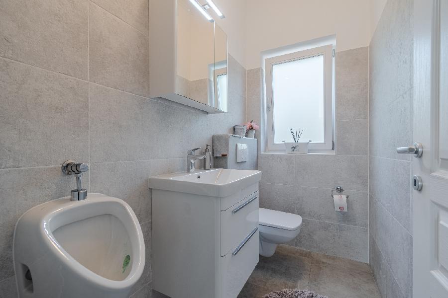 Istrien, Grožnjan. Auf einem großen Grundstück von 2441 m2 befindet sich das Hauptgebäude – ein Haus mit drei Schlafzimmern, ein Nebengebäude, das als Apartment genutzt wird, mit Keller, Abstellraum, 60 m2 großem Pool, überdachten Parkplätzen und Holzschu - GROŽNJAN, Grožnjan - Sika 22