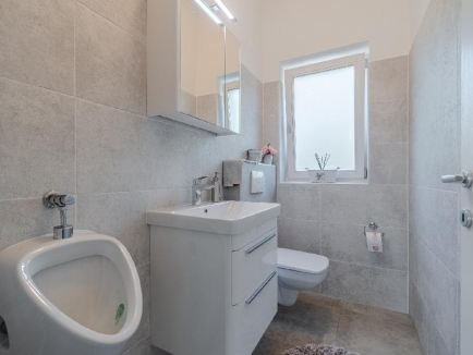Istrien, Grožnjan. Auf einem großen Grundstück von 2441 m2 befindet sich das Hauptgebäude – ein Haus mit drei Schlafzimmern, ein Nebengebäude, das als Apartment genutzt wird, mit Keller, Abstellraum, 60 m2 großem Pool, überdachten Parkplätzen und Holzschu 22