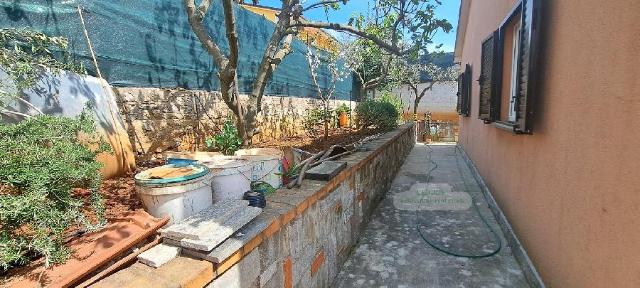 Istrien, Umag. Murine. Wir verkaufen dieses freistehende Haus von 121 m² mit drei Schlafzimmern, Wohnzimmer mit Kamin, zwei Bädern, zwei Terrassen. Garten von 200 m². - UMAG, Umag - Sika 2