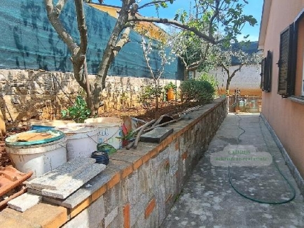 Istrien, Umag. Murine. Wir verkaufen dieses freistehende Haus von 121 m² mit drei Schlafzimmern, Wohnzimmer mit Kamin, zwei Bädern, zwei Terrassen. Garten von 200 m². 2